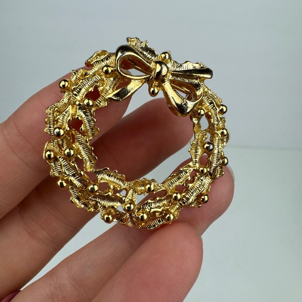 Vtg Gold Tone Brooch Pin Wreath Bow Ribbon Details Christmas Holiday